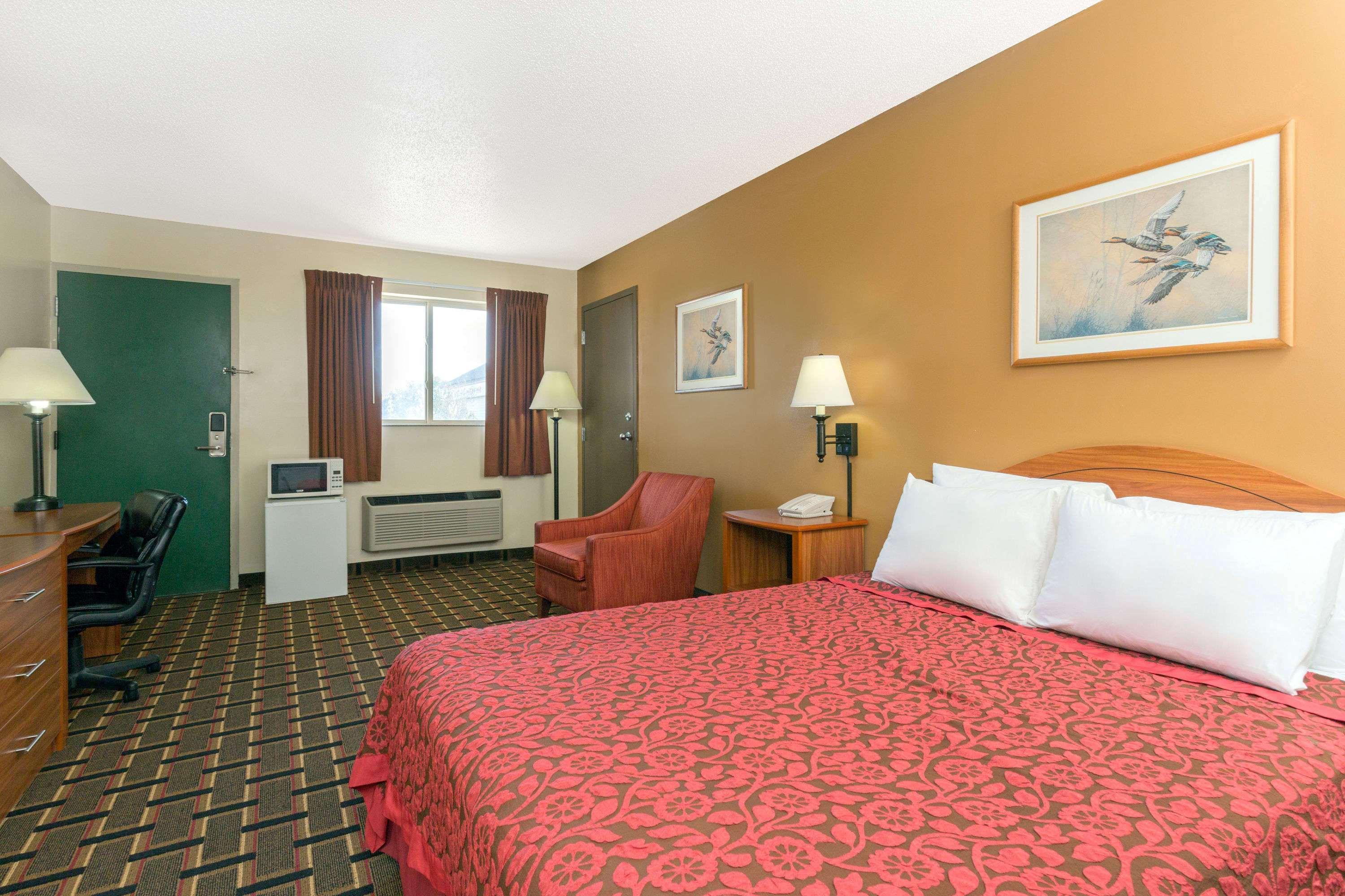 Days Inn By Wyndham Paxton Экстерьер фото